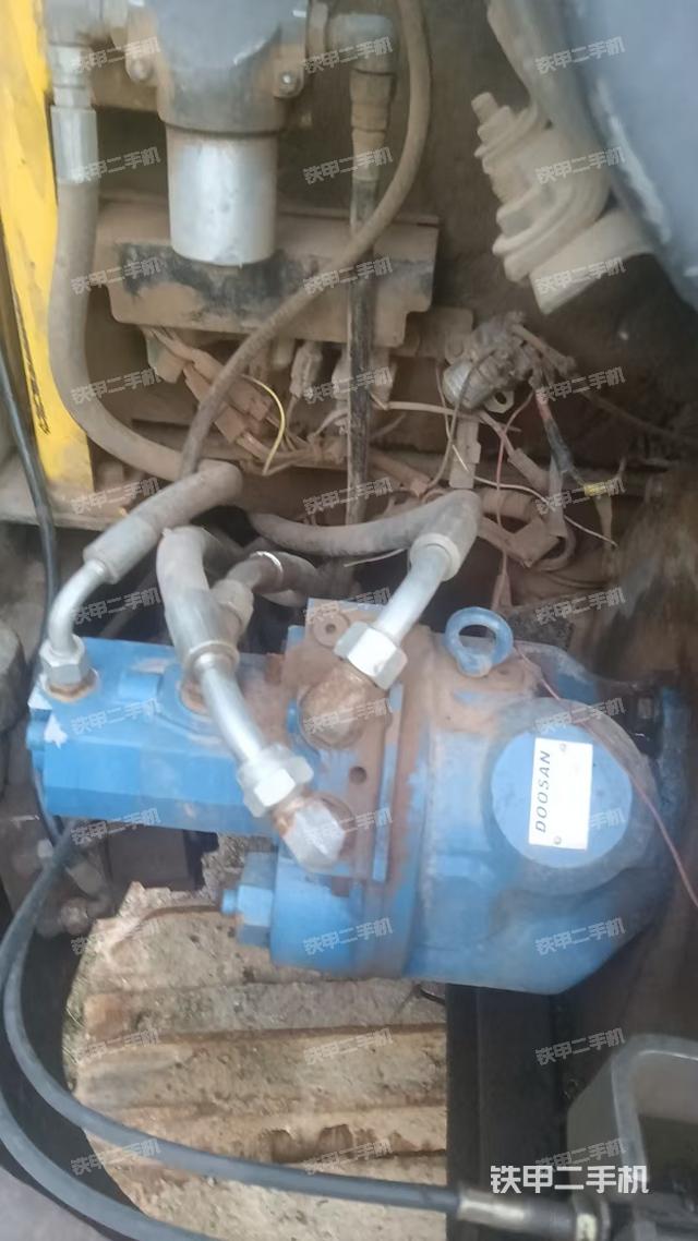 液压泵舱室正面整体（整机外观）