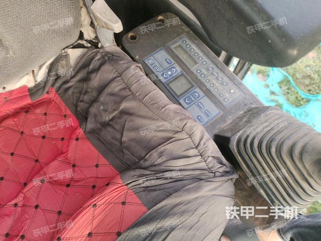 座椅左侧控制台/音响/含左手柄(驾驶室部分) 座椅左侧控制台/音响/含左手柄(驾驶室部分)