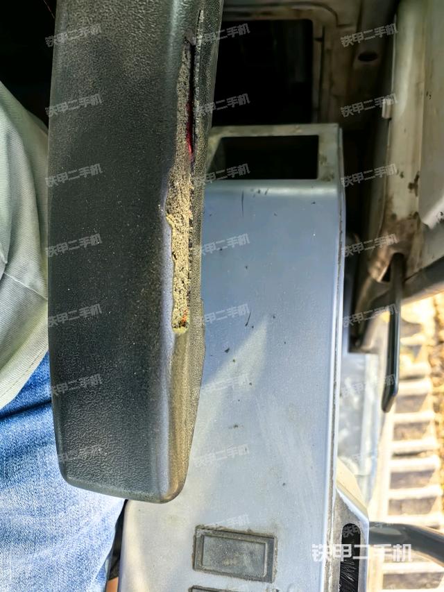 座椅右侧控制台/钥匙门/油门/含右手柄（驾驶室部分）