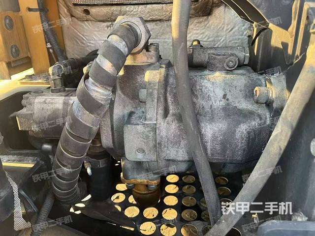 液压泵舱室正面整体(整机外观) 液压泵舱室正面整体(整机外观)