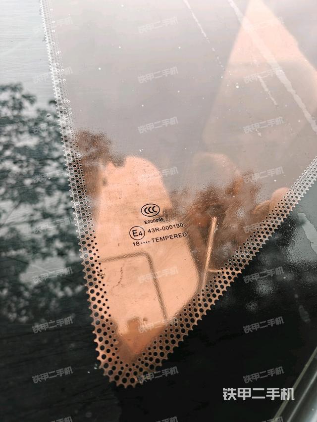 行走控制手柄和踏板?俯拍（駕駛室部分）