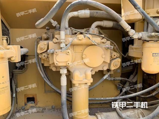 液压泵舱室正面整体(整机外观) 液压泵舱室正面整体(整机外观)