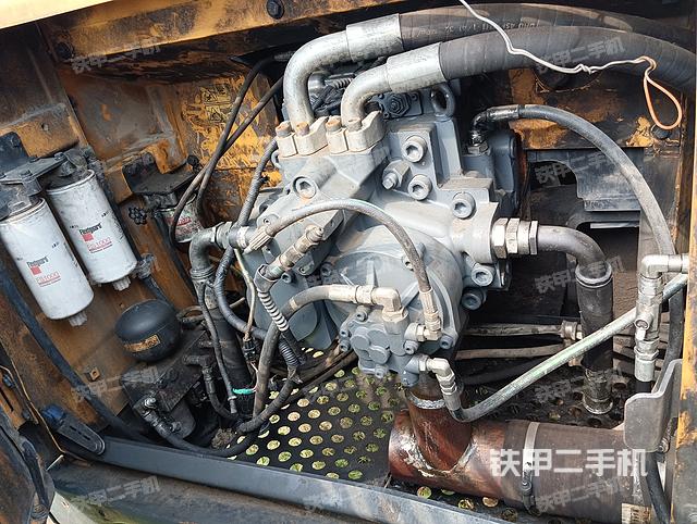 液压泵舱室正面整体（整机外观）