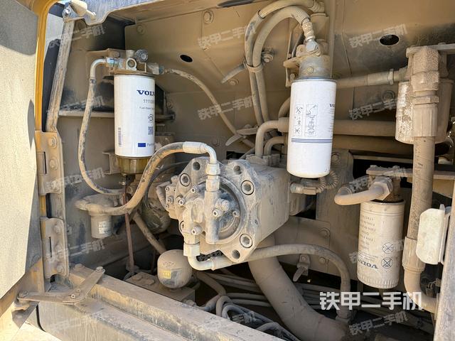 液压泵舱室正面整体(整机外观) 液压泵舱室正面整体(整机外观)