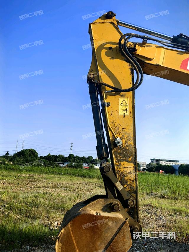 小臂整体左后(工作和回转装置) 小臂整体左后(工作和回转装置)