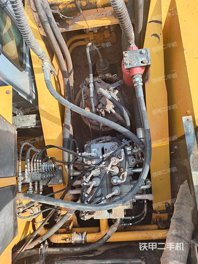 回转马达和主控阀（整机外观）