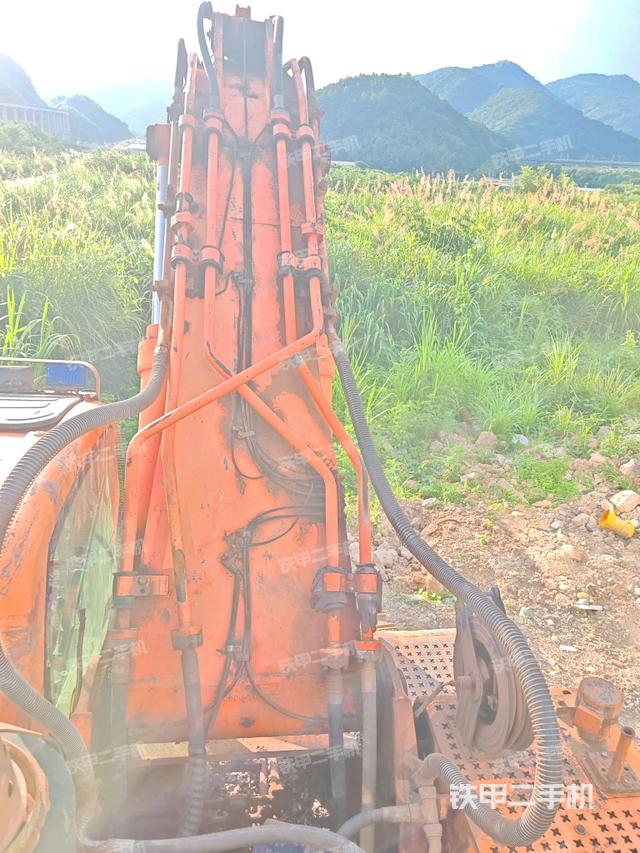 大臂根部?斜視(工作和回轉(zhuǎn)裝置) 大臂根部?斜視(工作和回轉(zhuǎn)裝置)