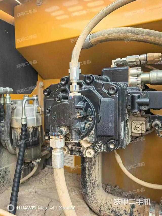 液压泵舱室正面整体(整机外观) 液压泵舱室正面整体(整机外观)