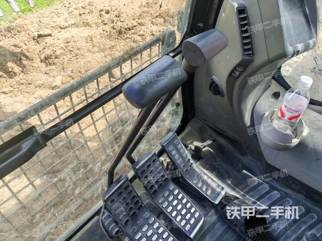 行走控制手柄和踏板 俯拍(驾驶室部分) 行走控制手柄和踏板 俯拍(驾驶室部分)