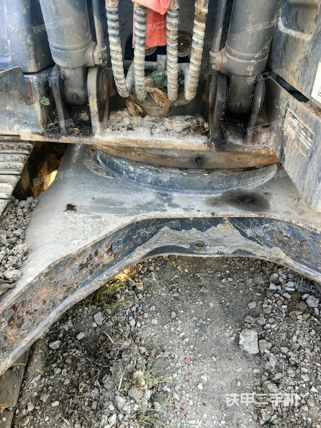 转盘和下车架正前(工作和回转装置) 转盘和下车架正前(工作和回转装置)