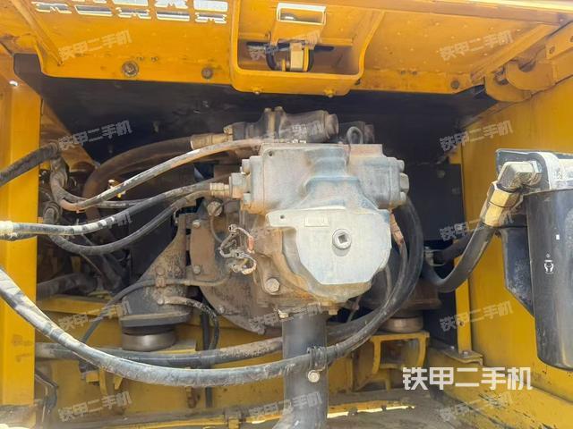液压泵舱室正面整体(整机外观) 液压泵舱室正面整体(整机外观)