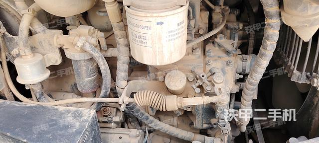 液压泵舱室正面整体（整机外观）