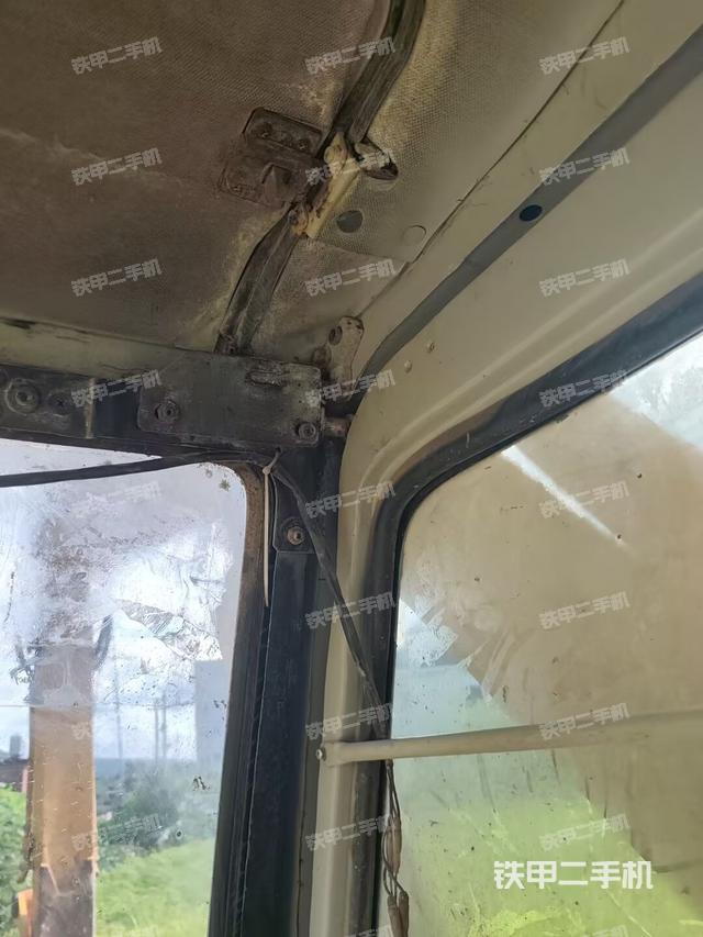 行走控制手柄和踏板 俯拍(驾驶室部分) 行走控制手柄和踏板 俯拍(驾驶室部分)