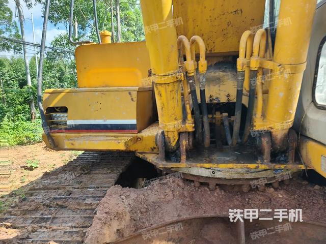 转盘和下车架正前(工作和回转装置) 转盘和下车架正前(工作和回转装置)