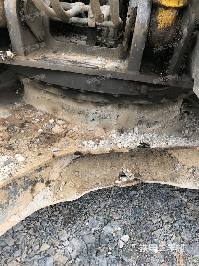 轉盤和下車架正前(工作和回轉裝置) 轉盤和下車架正前(工作和回轉裝置)