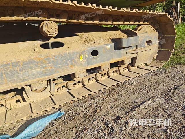 单侧履带整体(整机外观) 单侧履带整体(整机外观)