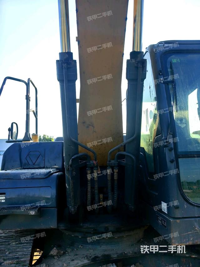 大臂油缸整体 竖拍（工作和回转装置）