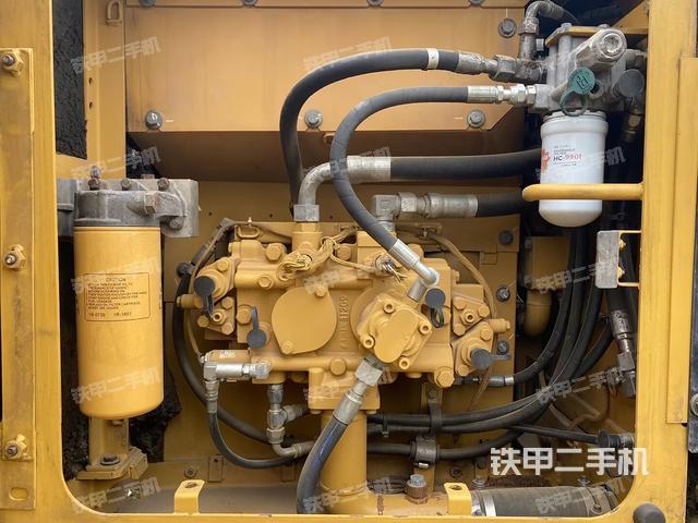 液压泵舱室正面整体(整机外观) 液压泵舱室正面整体(整机外观)