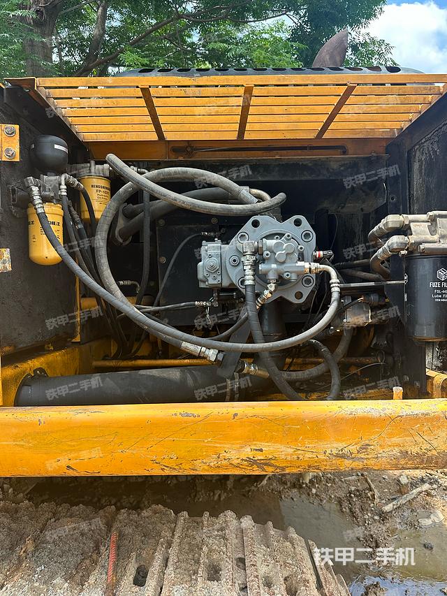 液压泵舱室正面整体（整机外观）