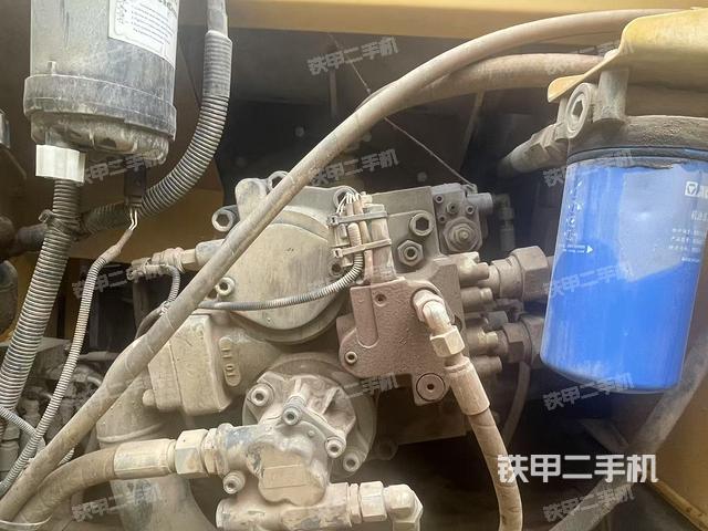 回转马达和主控阀(整机外观) 回转马达和主控阀(整机外观)