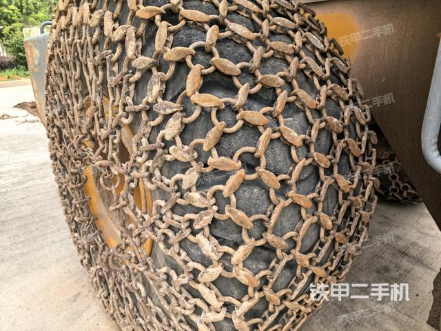 右引导轮/右前轮(行走机构) 右引导轮/右前轮(行走机构)