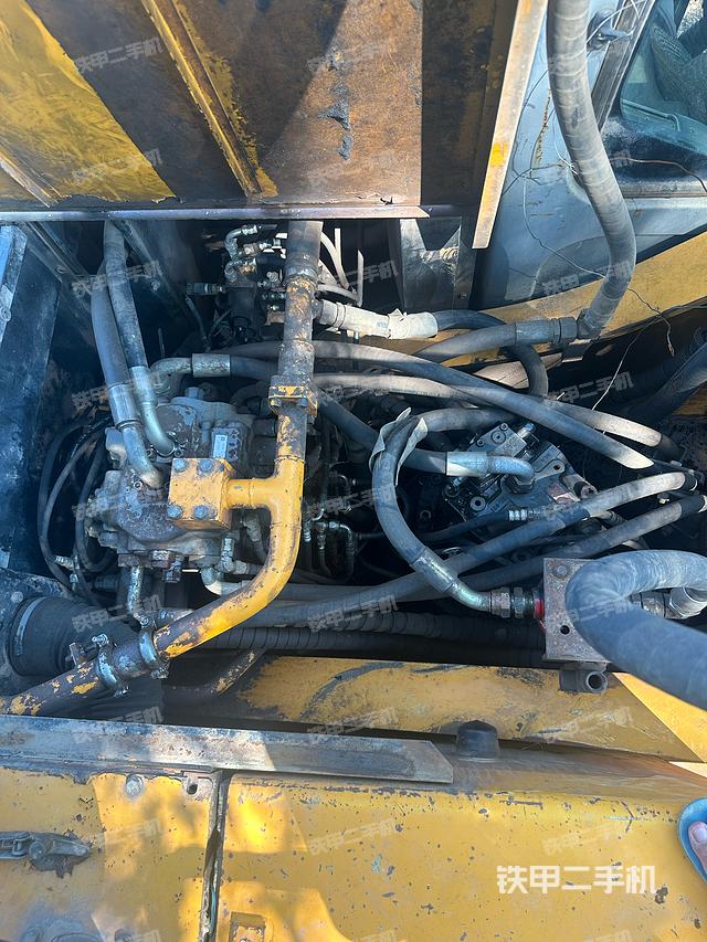 回转马达和主控阀（整机外观）