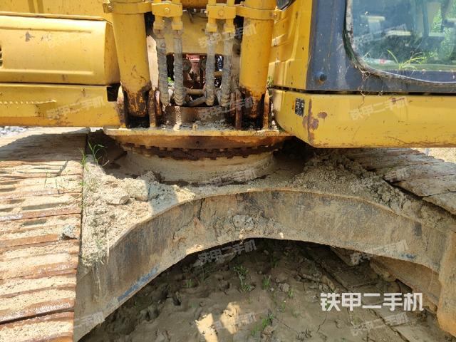 转盘和下车架正前(工作和回转装置) 转盘和下车架正前(工作和回转装置)