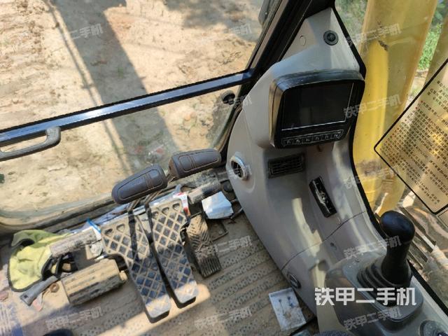 行走控制手柄和踏板 俯拍(驾驶室部分) 行走控制手柄和踏板 俯拍(驾驶室部分)