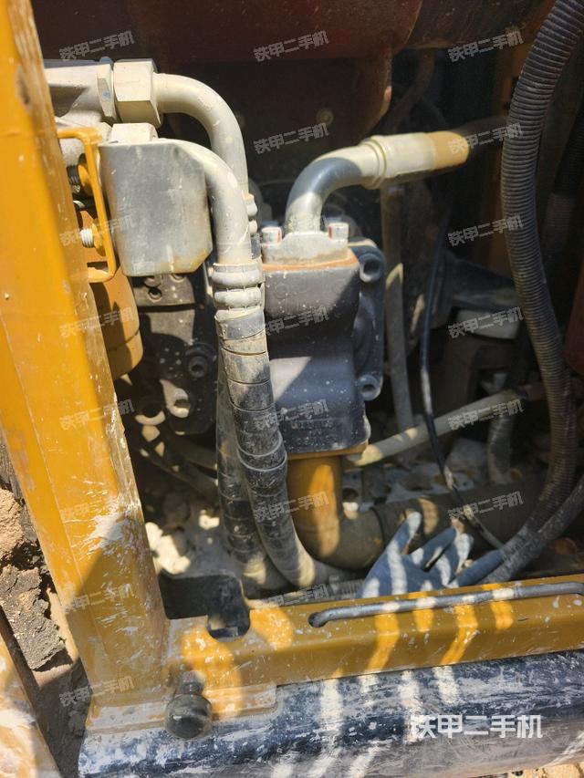 液压泵舱室正面整体(整机外观) 液压泵舱室正面整体(整机外观)