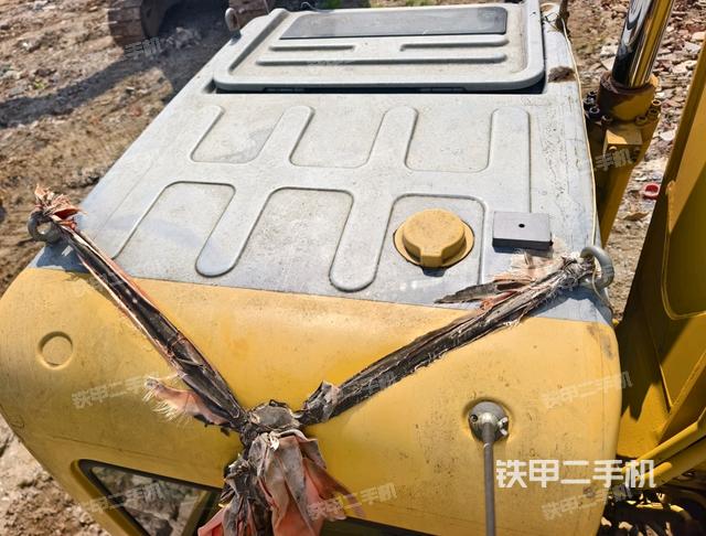 駕駛室頂部(整機(jī)外觀) 駕駛室頂部(整機(jī)外觀)