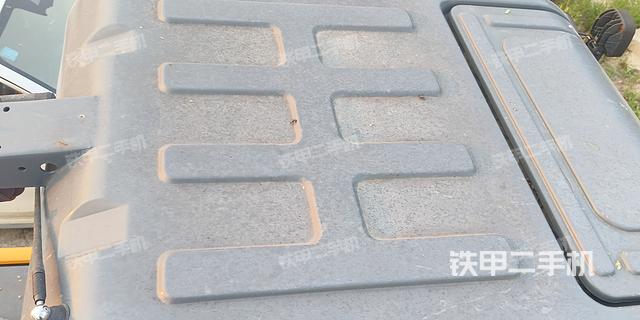 駕駛室頂部(整機(jī)外觀) 駕駛室頂部(整機(jī)外觀)