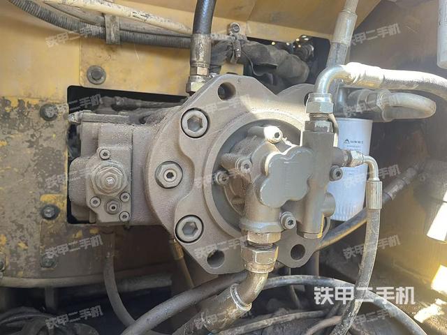 液壓泵艙室正面整體(整機外觀) 液壓泵艙室正面整體(整機外觀)