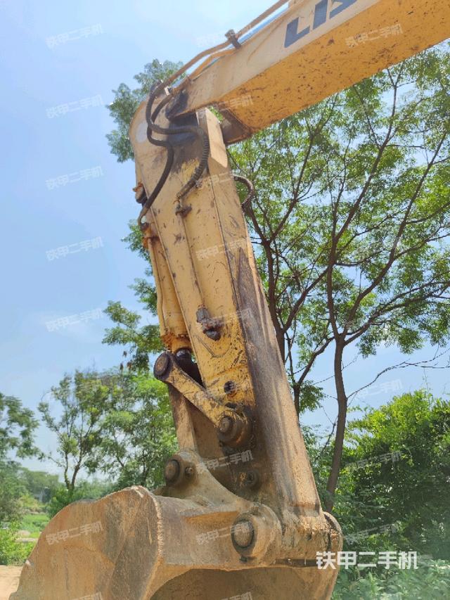 小臂整体左后(工作和回转装置) 小臂整体左后(工作和回转装置)