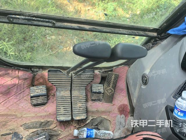 行走控制手柄和踏板 俯拍(驾驶室部分) 行走控制手柄和踏板 俯拍(驾驶室部分)