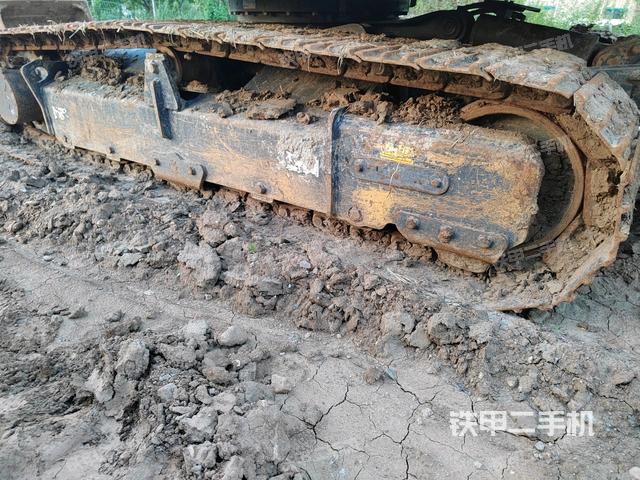 單側(cè)履帶整體(整機(jī)外觀) 單側(cè)履帶整體(整機(jī)外觀)