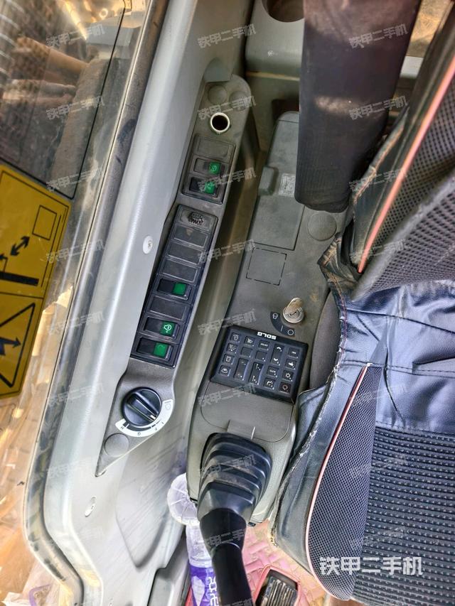 座椅右側(cè)控制臺/鑰匙門/油門/含右手柄（駕駛室部分）