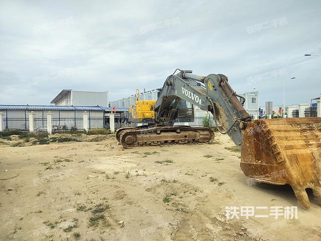 液压泵舱室正面整体(整机外观) 液压泵舱室正面整体(整机外观)