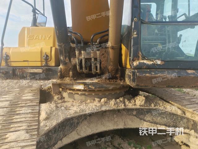 转盘和下车架正前(工作和回转装置) 转盘和下车架正前(工作和回转装置)