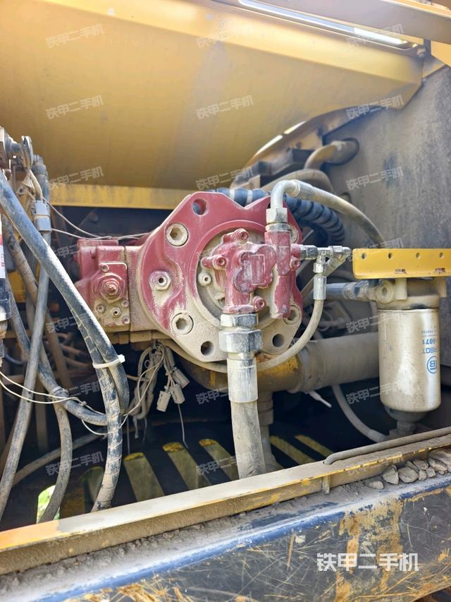 液壓泵艙室正面整體(整機(jī)外觀) 液壓泵艙室正面整體(整機(jī)外觀)