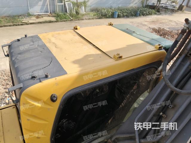 駕駛室頂部(整機(jī)外觀) 駕駛室頂部(整機(jī)外觀)