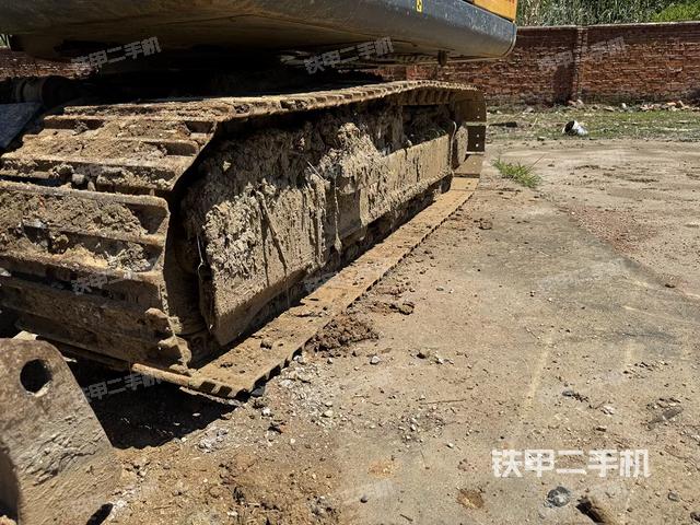单侧履带整体(整机外观) 单侧履带整体(整机外观)