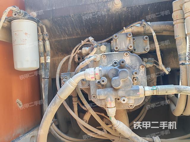 液压泵舱室正面整体（整机外观）