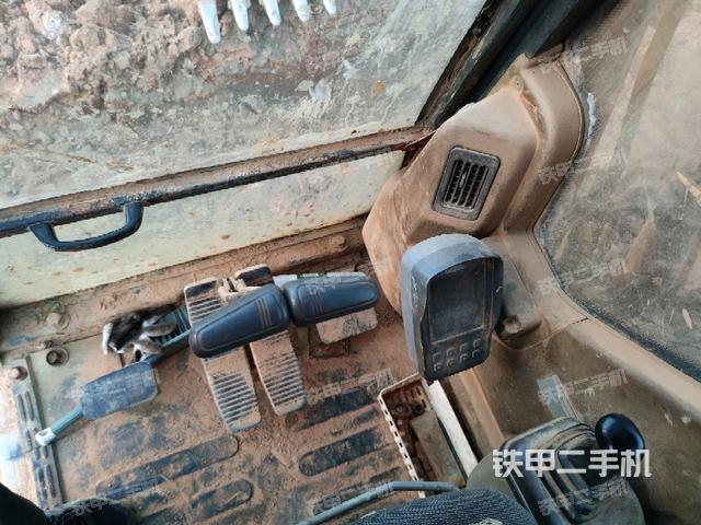 行走控制手柄和踏板?俯拍（駕駛室部分）