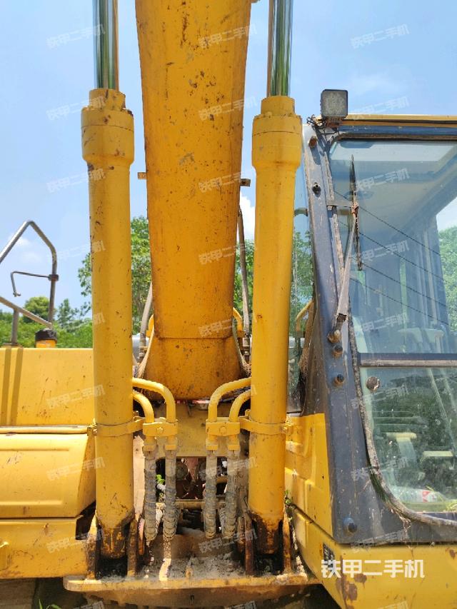 大臂油缸整体 竖拍(工作和回转装置) 大臂油缸整体 竖拍(工作和回转装置)