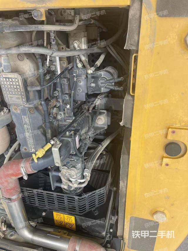 液压泵舱室正面整体(整机外观) 液压泵舱室正面整体(整机外观)