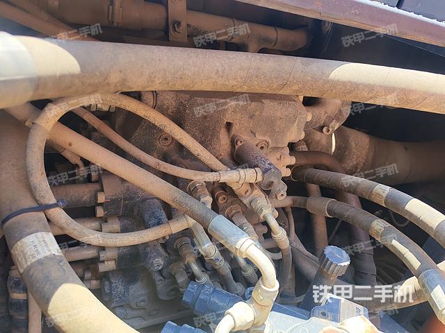 回转马达和主控阀（整机外观）