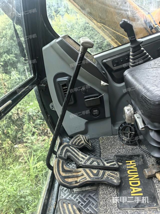 行走控制手柄和踏板?俯拍(駕駛室部分) 行走控制手柄和踏板?俯拍(駕駛室部分)