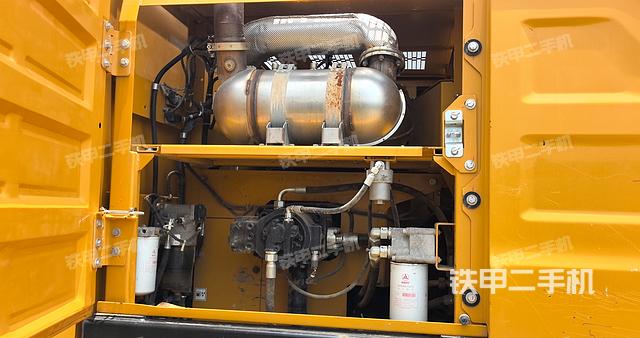 液压泵舱室正面整体（整机外观）