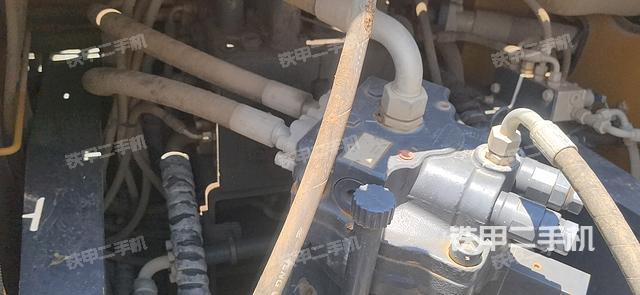 回转马达和主控阀（整机外观）