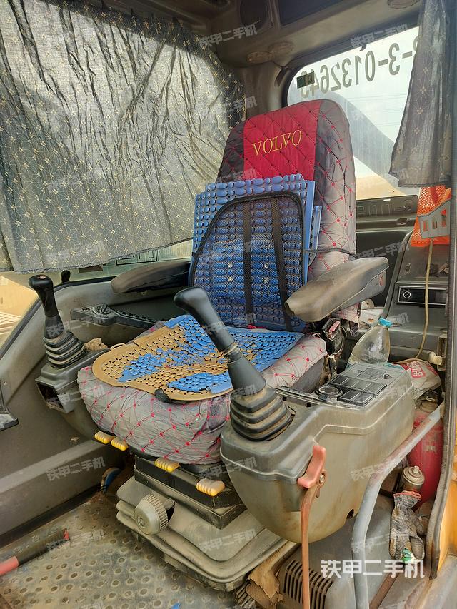 驾驶室整体(整机外观) 驾驶室整体(整机外观)